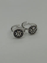 Pair of silver open-toe rings with decorative elements on a gray background